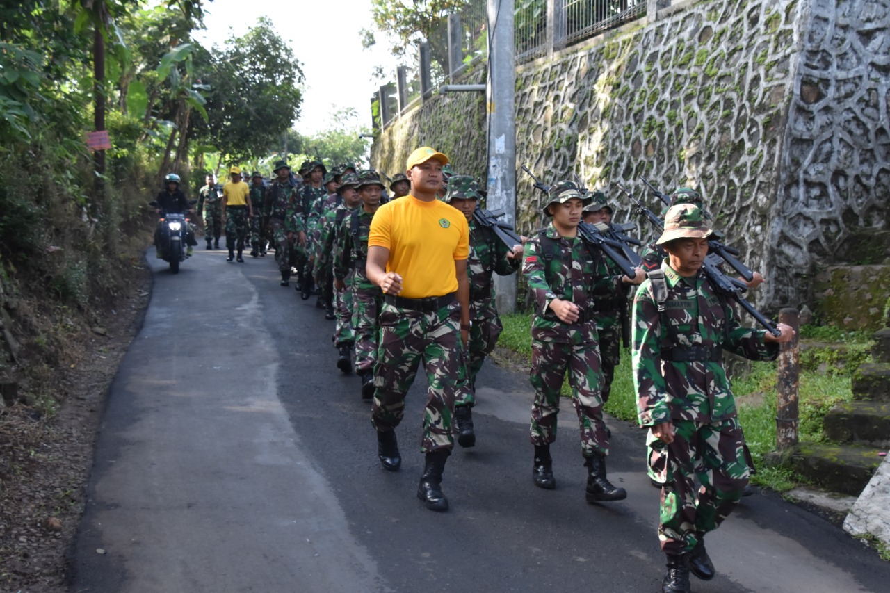 Parajurit Korem 073/Mkt minggu Militer dengan melaksanakan Hanmars 
